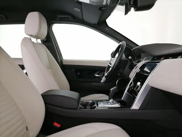 Land Rover Discovery Sport view 3