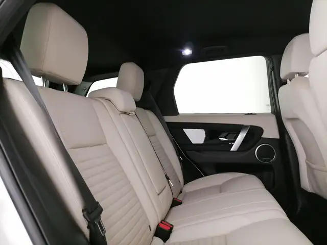 Land Rover Discovery Sport view 4