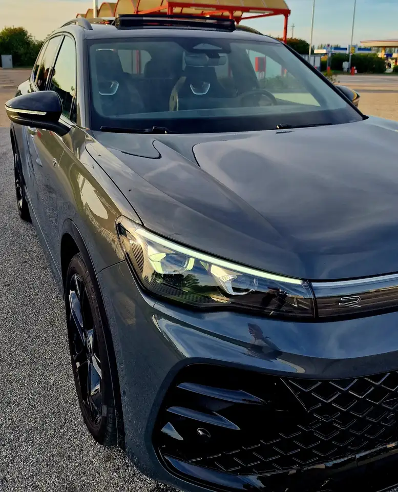 Volkswagen Tiguan 2.0 tdi R-Line BM 4motion dsg — photo 1 of 15