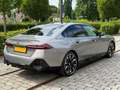 BMW i5 M60 met alle opties o.a. Bowers & Wilkins Grijs - thumbnail 4