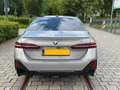 BMW i5 M60 met alle opties o.a. Bowers & Wilkins Grijs - thumbnail 8