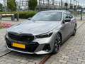BMW i5 M60 met alle opties o.a. Bowers & Wilkins Grijs - thumbnail 2