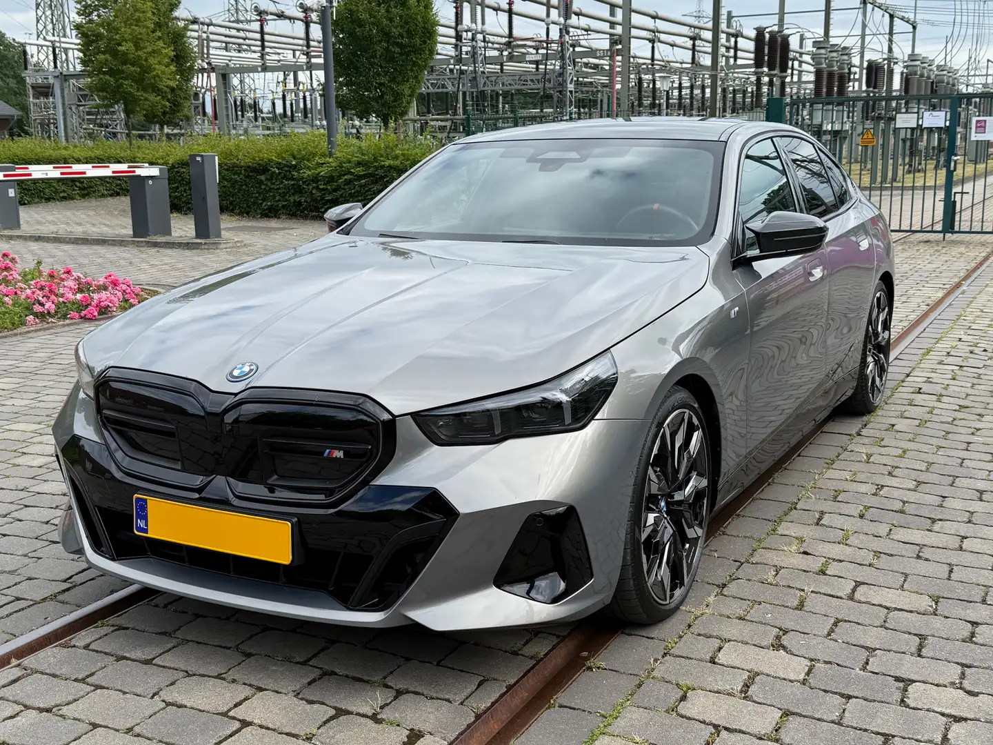 BMW i5 M60 met alle opties o.a. Bowers & Wilkins Grijs - 2