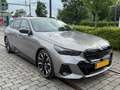 BMW i5 M60 met alle opties o.a. Bowers & Wilkins Grijs - thumbnail 1