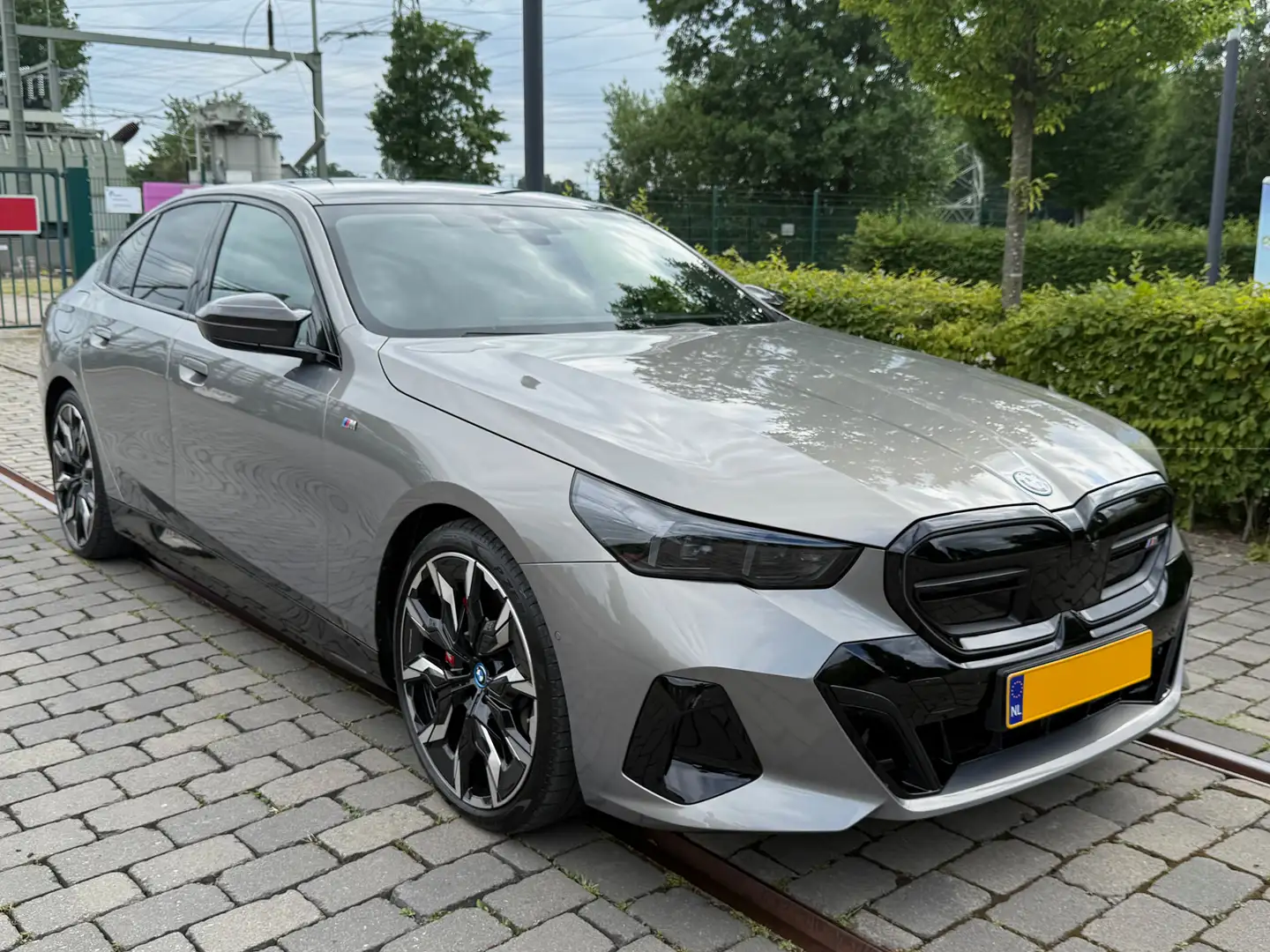 BMW i5 M60 met alle opties o.a. Bowers & Wilkins Grijs - 1