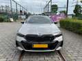 BMW i5 M60 met alle opties o.a. Bowers & Wilkins Grijs - thumbnail 7