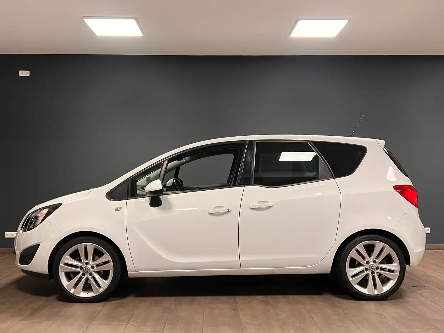 Opel Meriva B 1.4 EcoFlex Design Edition / TEMPOMAT / 18" / Белый - 2