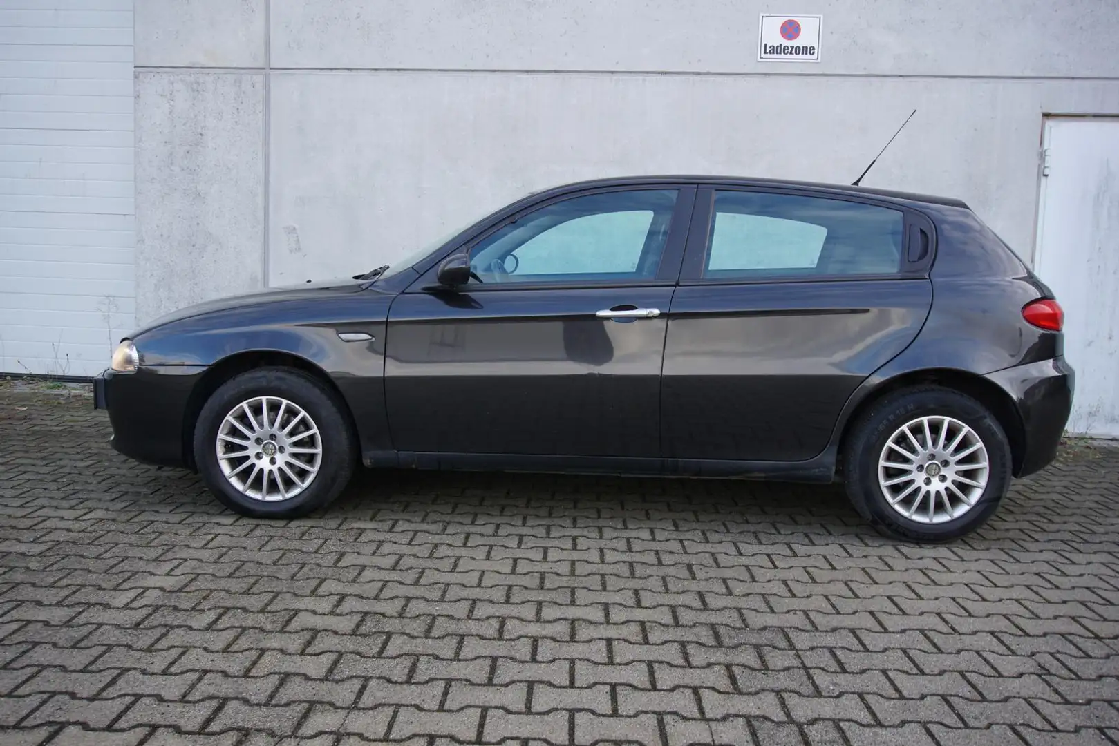 Alfa Romeo 147 1.9 JTD SHZ Radio Klima Tempomat Schwarz - 2