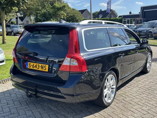 Volvo V70 view 5