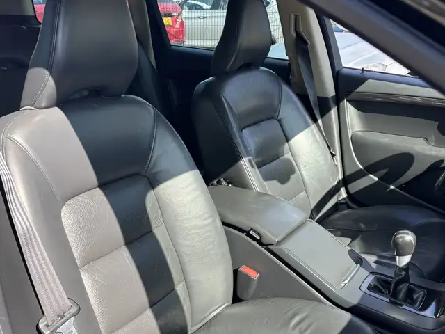 Volvo V70 view 11