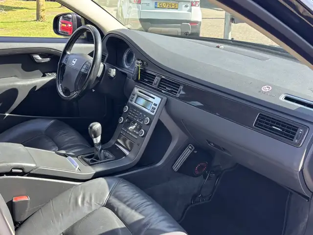Volvo V70 view 8