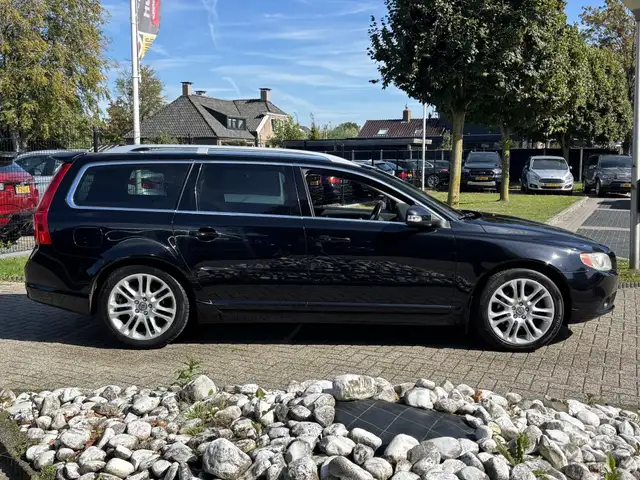 Volvo V70 view 4