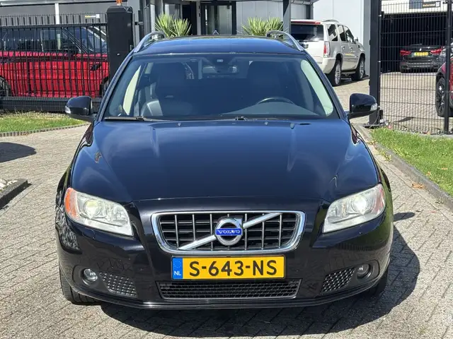 Volvo V70 view 2
