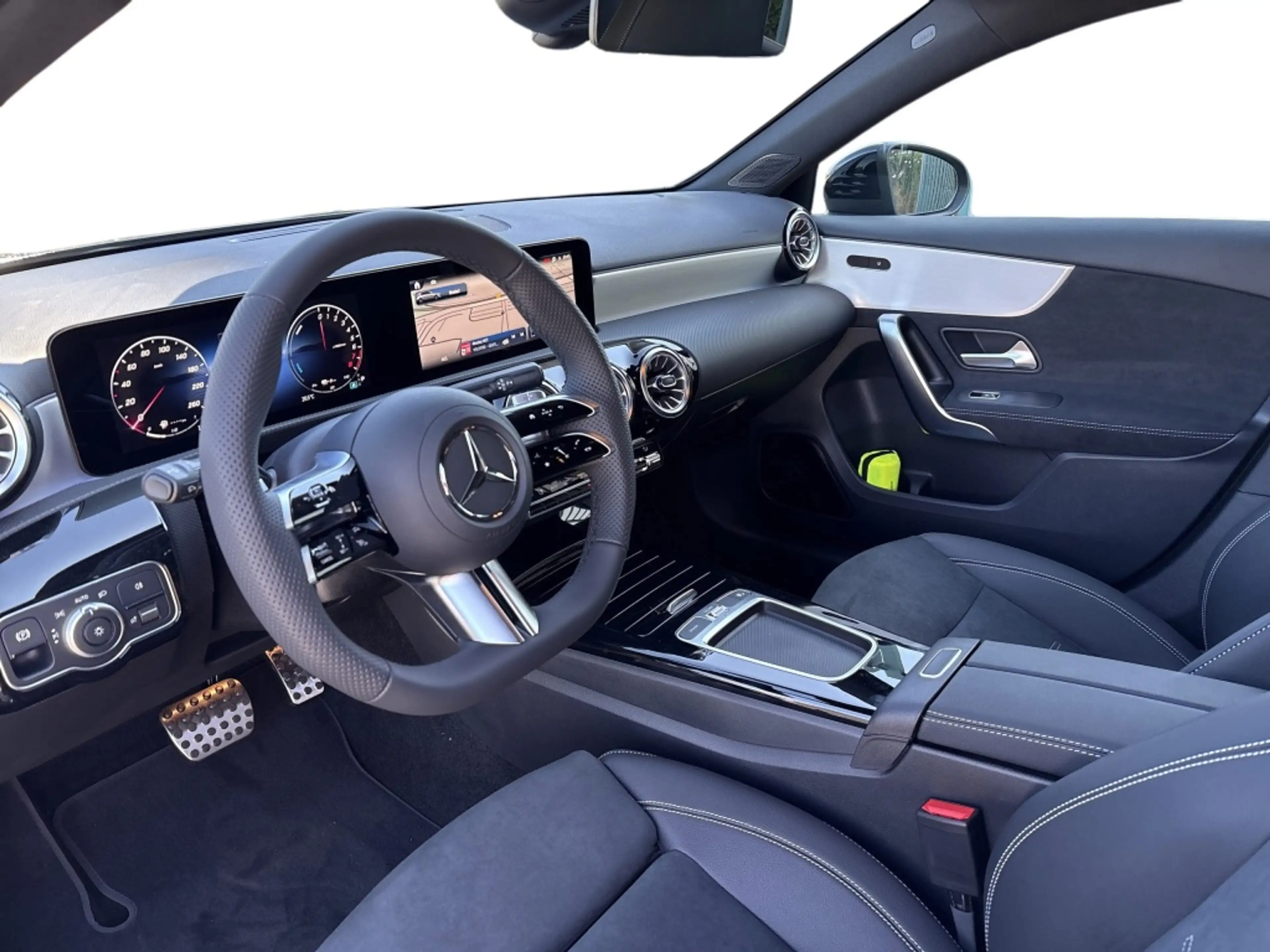 Mercedes-Benz A 250 e mit EQ Hybrid Technologie Edition-AMG Multibeam — photo 9