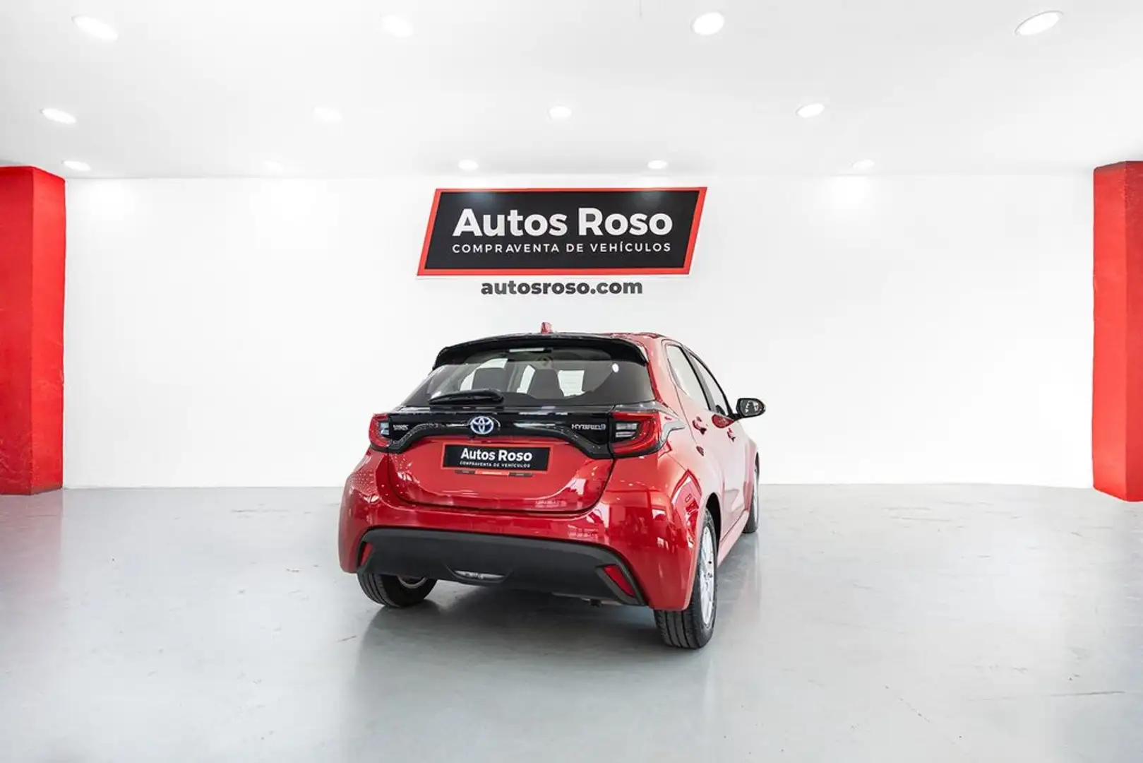 Toyota Yaris 120H 1.5 Active Tech Rojo - 2
