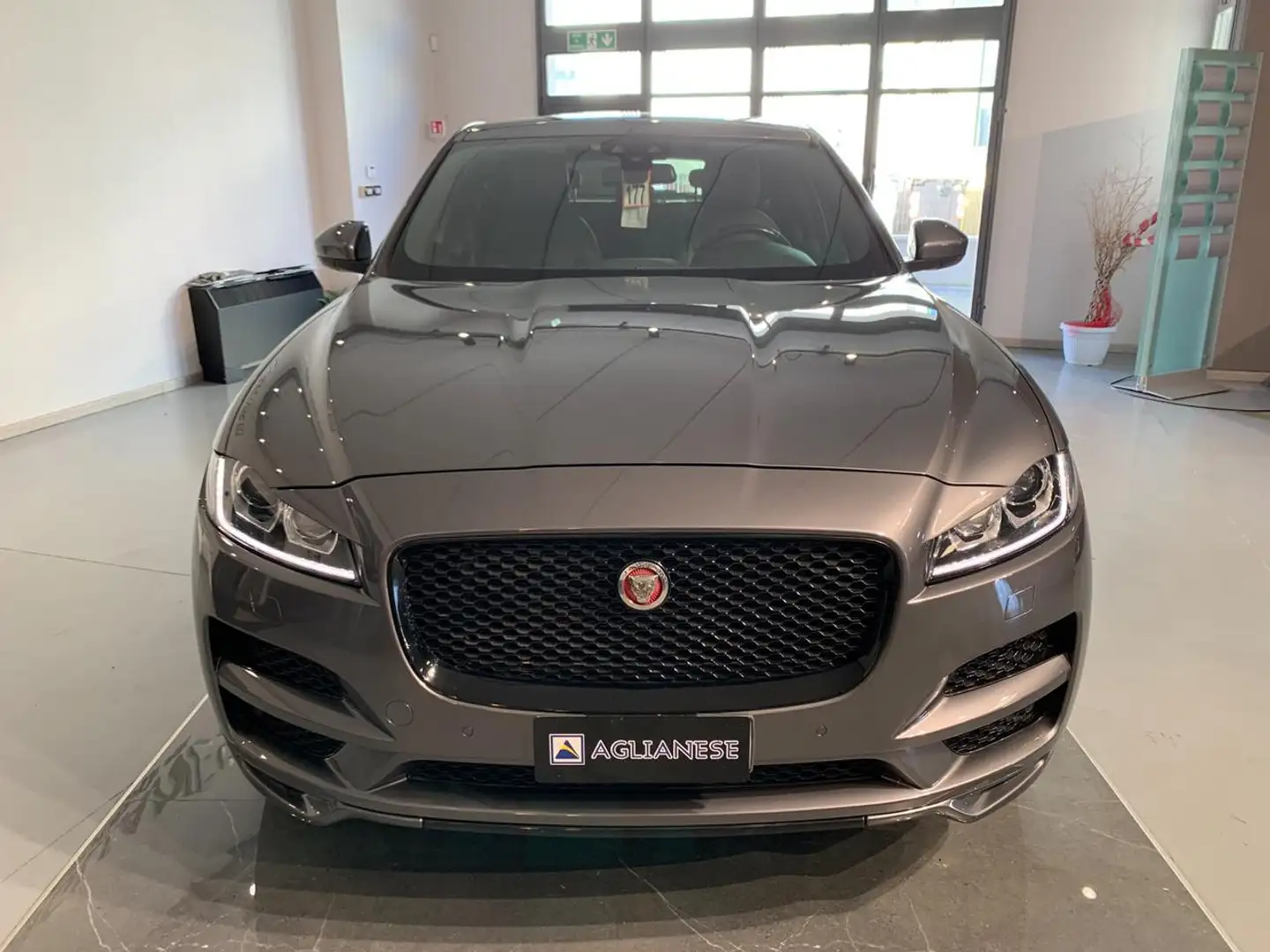 Jaguar F-Pace 2.0 D 180 CV AWD aut. Prestige Grau - 2