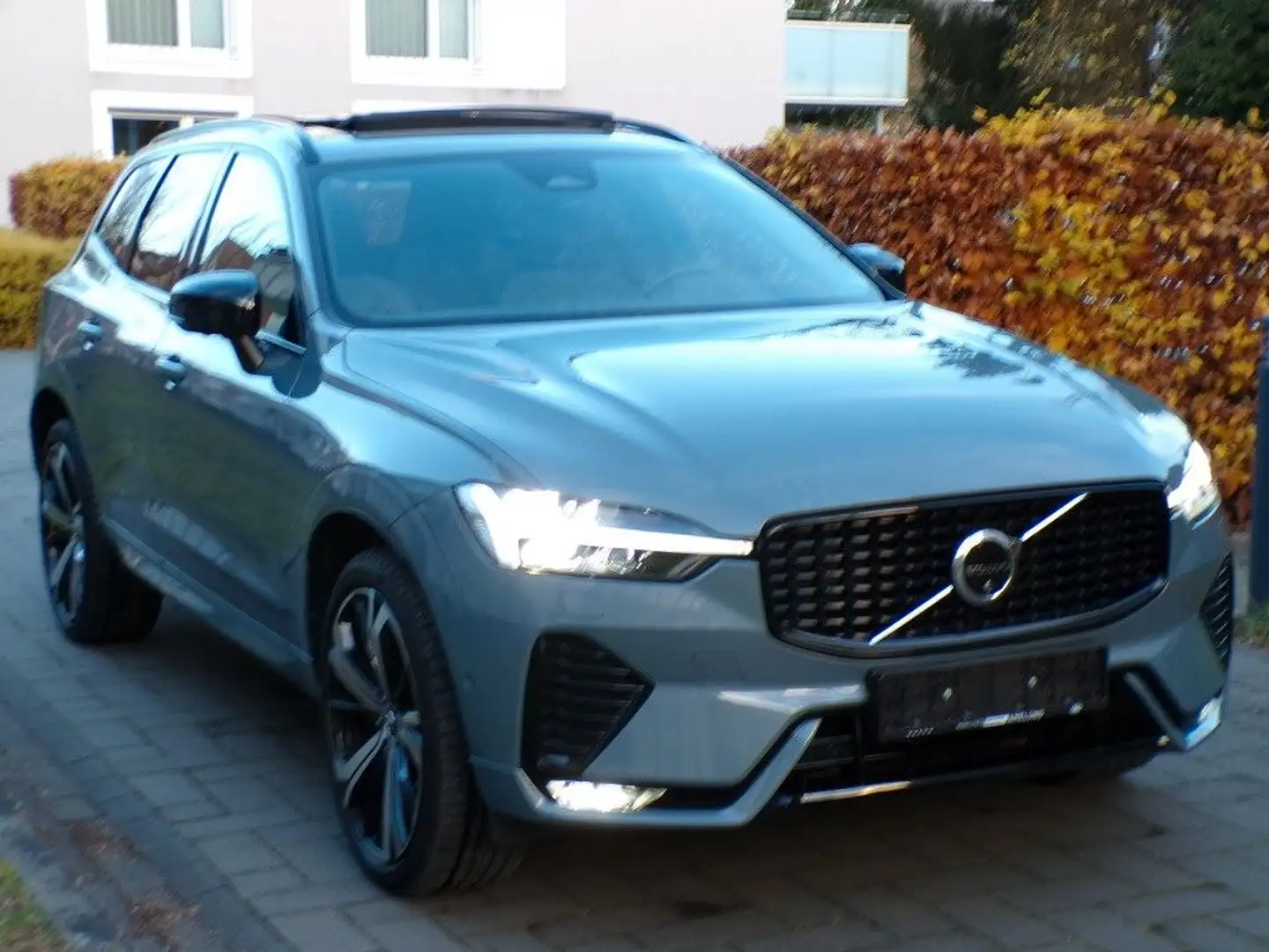 Volvo XC60 AWD"Plus Dark"Pano/360°/Memory/H&K/AHK/21.Z Grau - 2