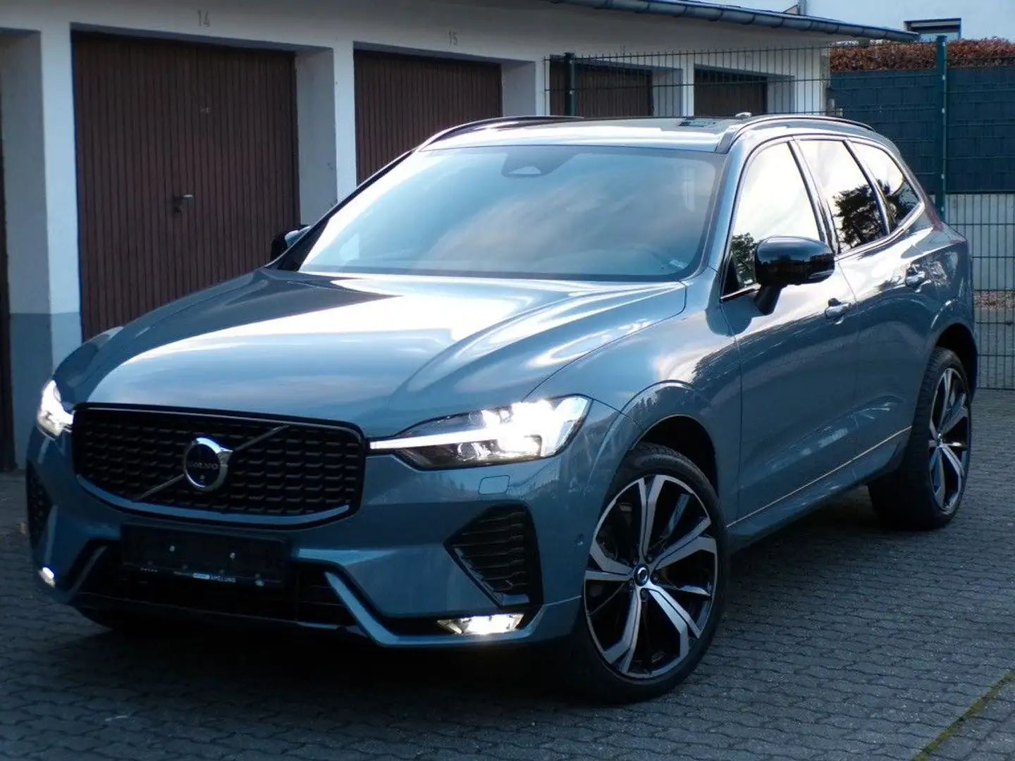 Volvo XC60 AWD"Plus Dark"Pano/360°/Memory/H&K/AHK/21.Z Grau - 1