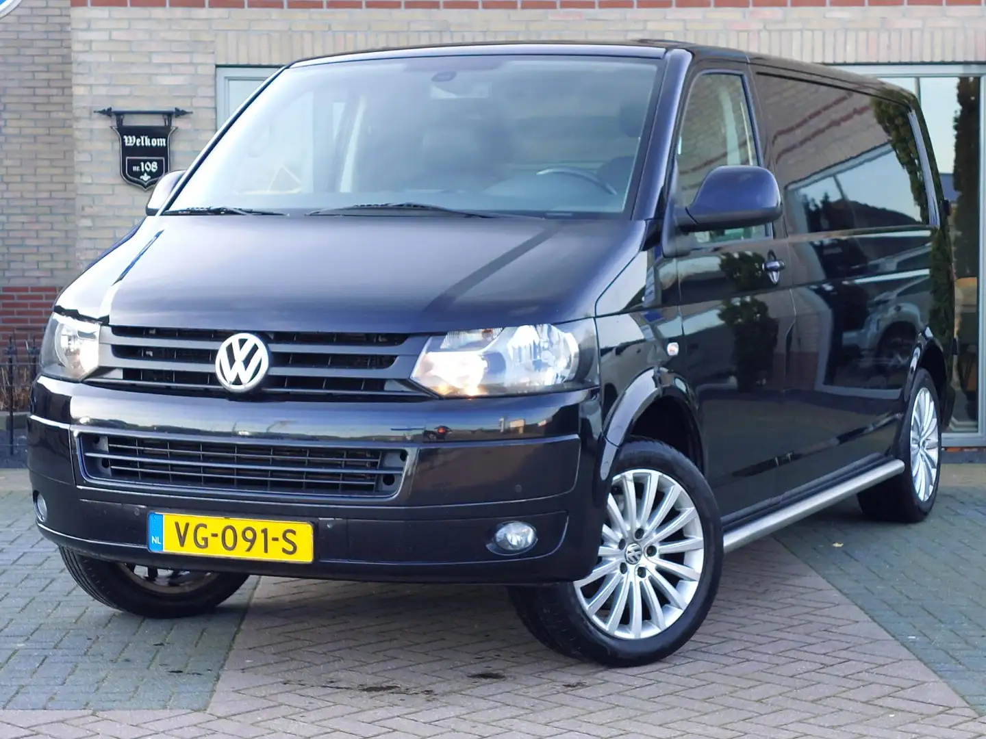 Volkswagen T5 Transporter 2.0 TDI L2H1 | Leder | Navi | Trekhaak Zwart - 1