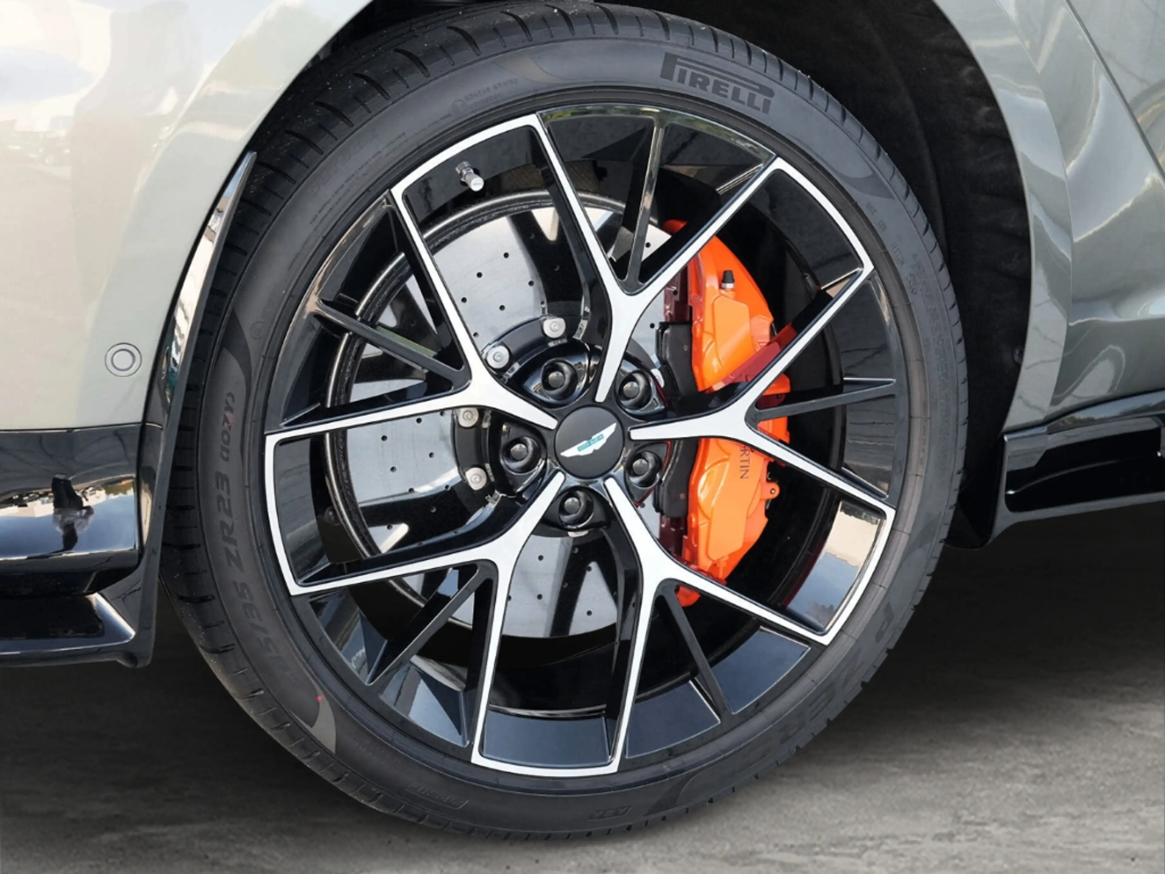 Aston Martin DBX 707 Titanium Grey / Onyx Black — photo 10