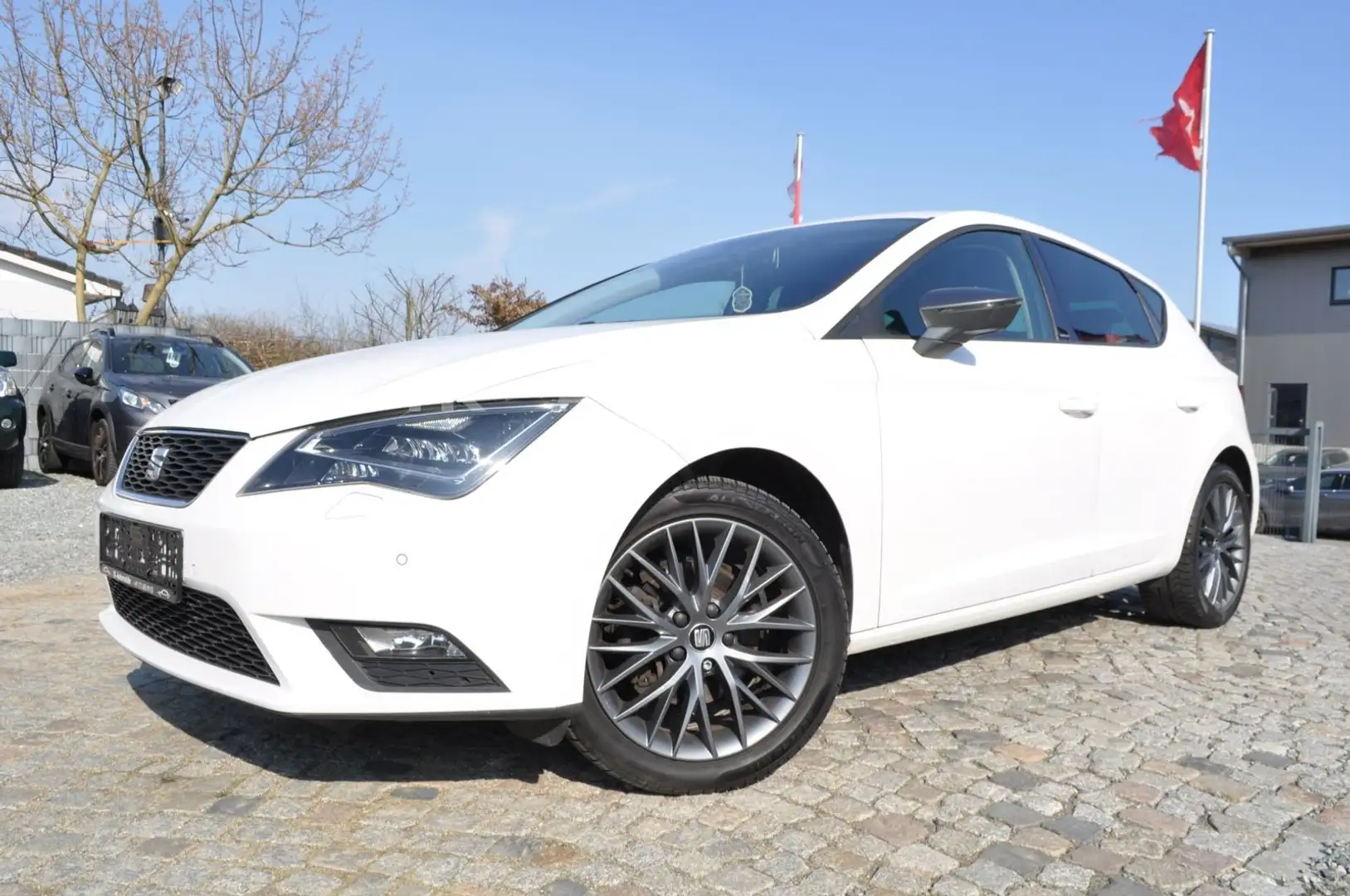 SEAT Leon Connect TÜV/AU NEU/S-HEFT/LED/NAVI/TEMPOMAT Weiß - 1
