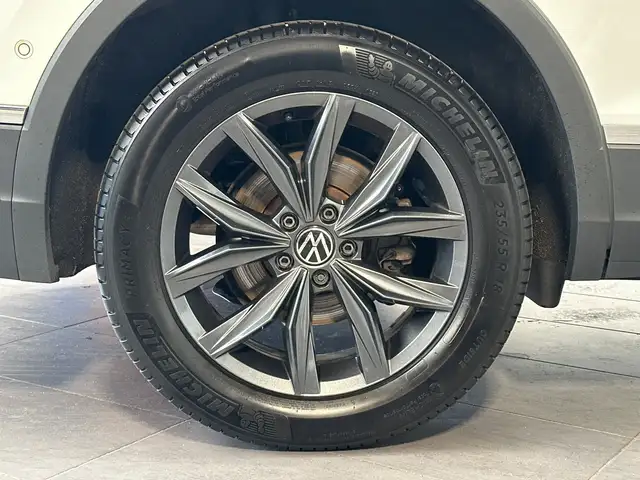 Volkswagen Tiguan Allspace view 3