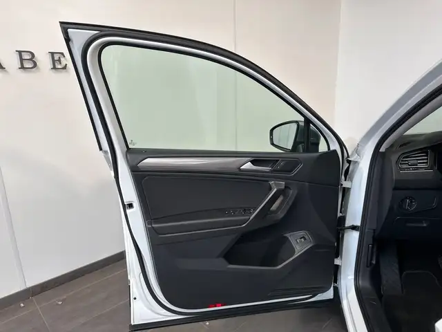 Volkswagen Tiguan Allspace view 6