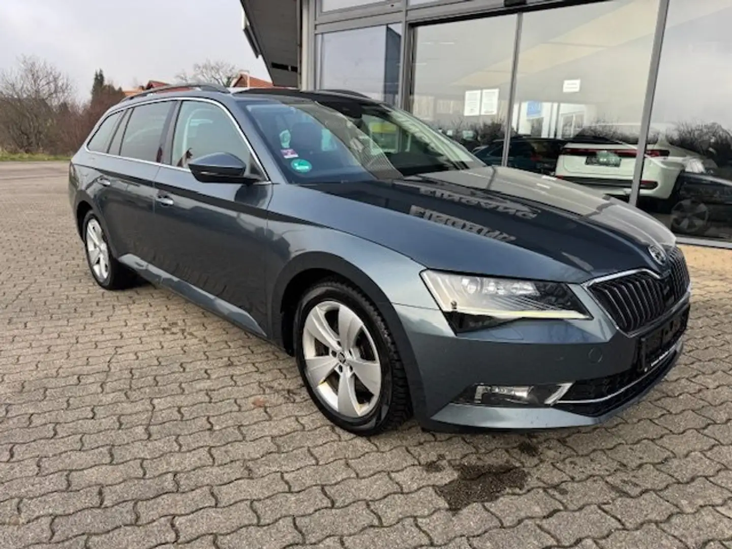 Skoda Superb Combi 2.0 TDI DSG-Automatik Ambition Gris - 1