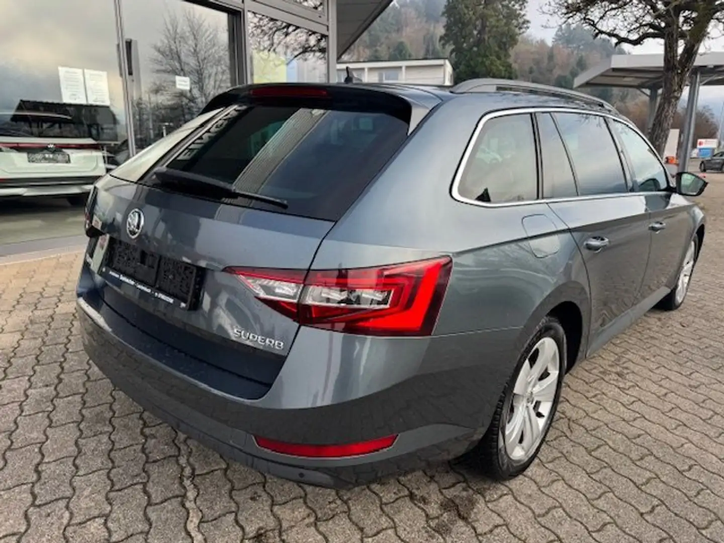 Skoda Superb Combi 2.0 TDI DSG-Automatik Ambition Gris - 2
