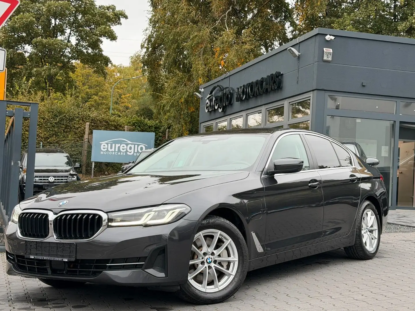 BMW 530 e xDrive Aut. 1 Hand - Head Up - LED /// Grau - 1