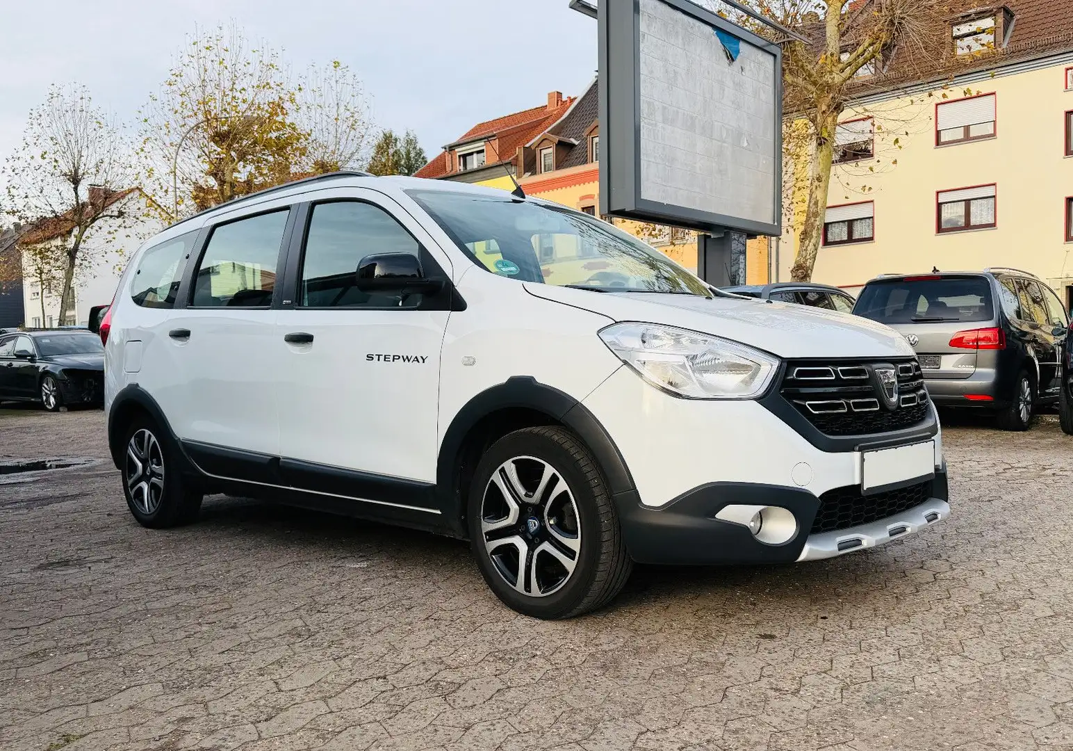 Dacia Lodgy 1.3 TCe Comfort 1.Hand 7-Sitze Navi Kamera Weiß - 1