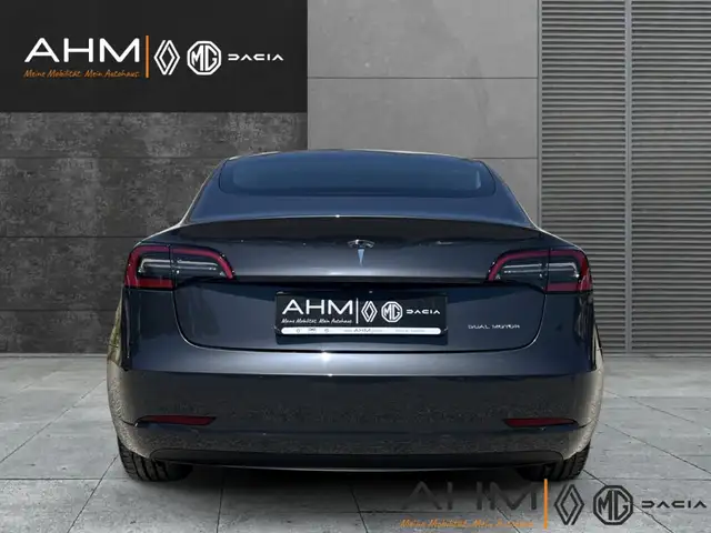 Tesla Model 3 view 4