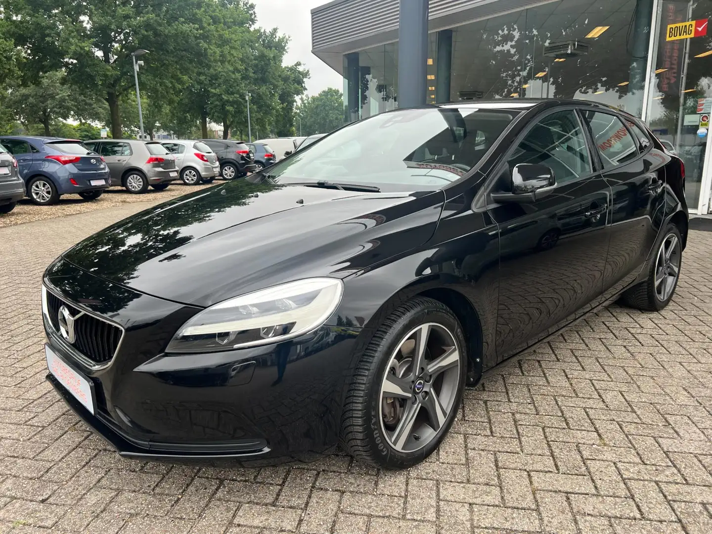 Volvo V40 1.5 T2 Nordic+ Automaat, Navi, LED, cruise, trekha Zwart - 2