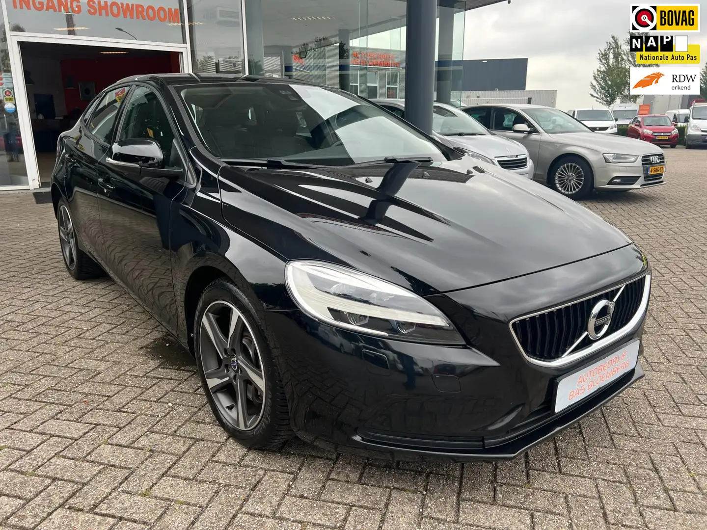 Volvo V40 1.5 T2 Nordic+ Automaat, Navi, LED, cruise, trekha Zwart - 1