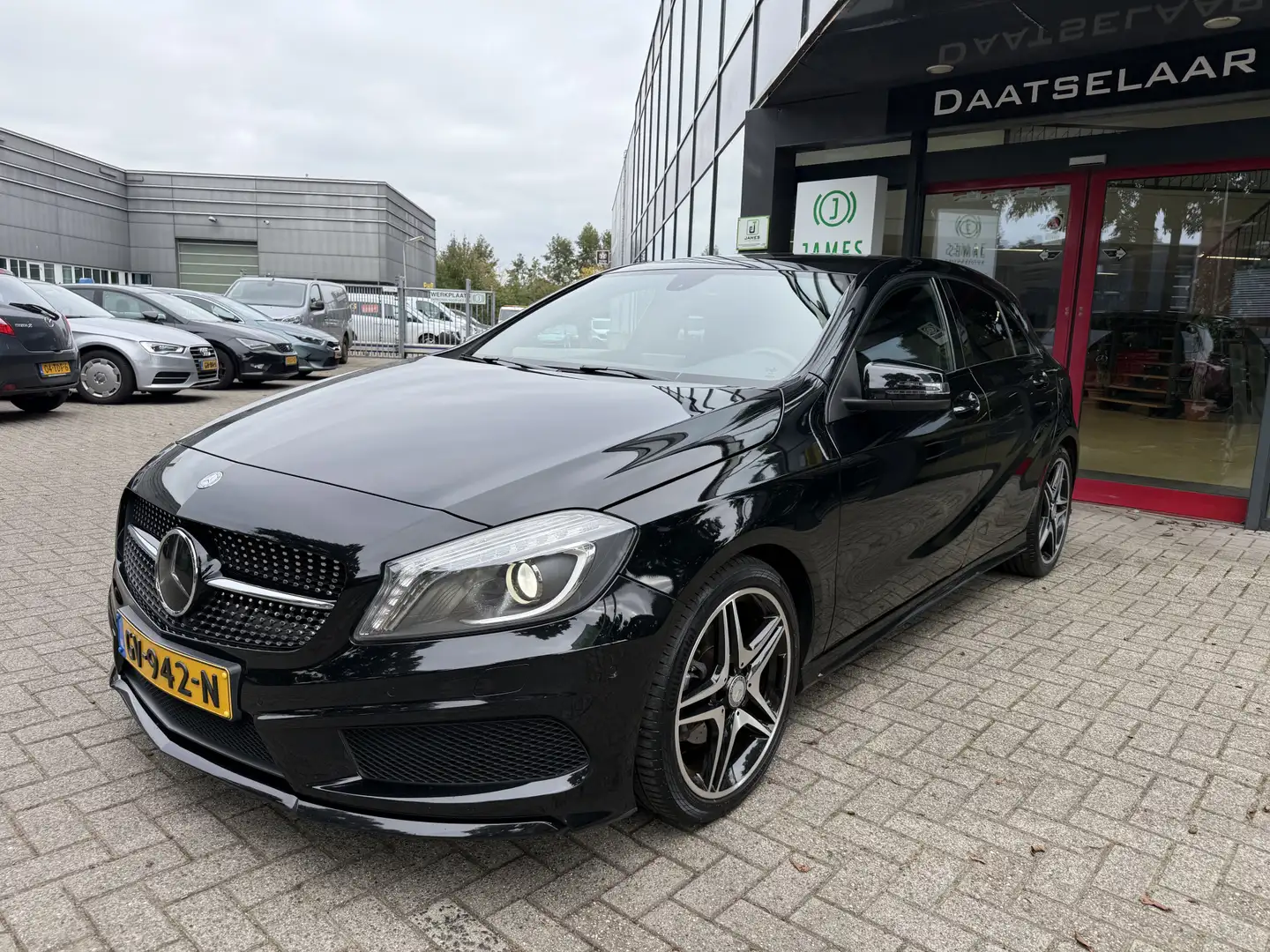 Mercedes-Benz A 180 Ambition AMG Pakket Navi Automaat Zwart - 2