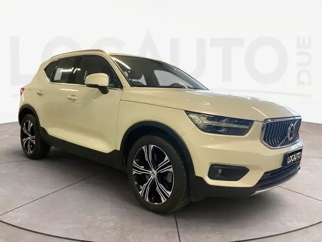 Volvo XC40 view 3