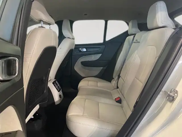 Volvo XC40 view 8