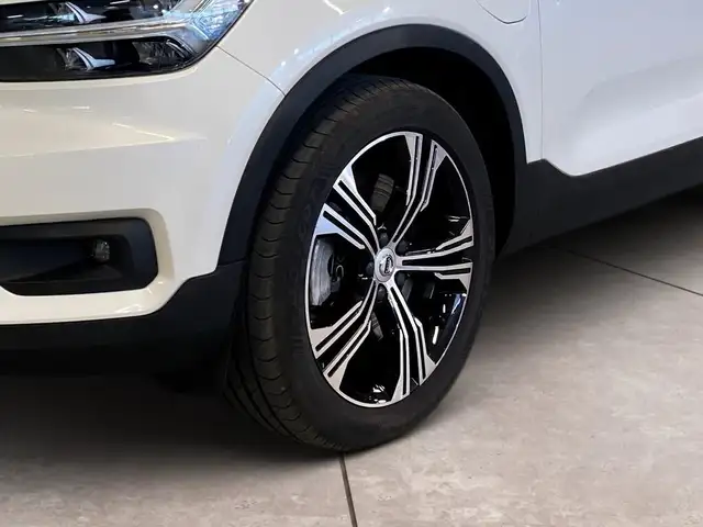 Volvo XC40 view 15