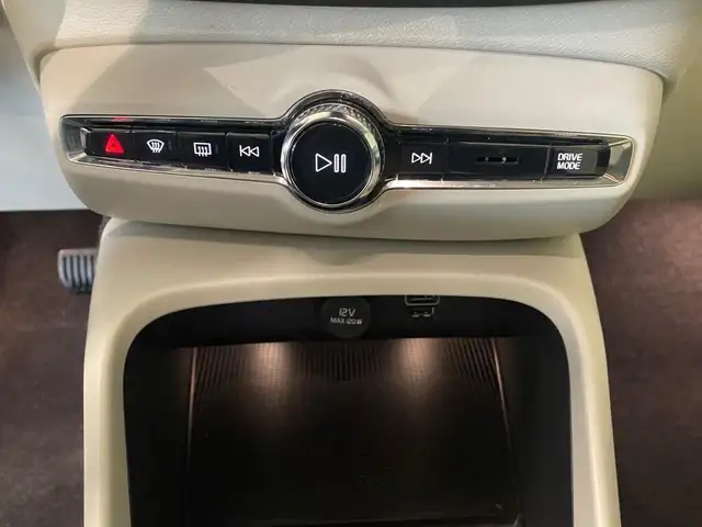 Volvo XC40 view 11