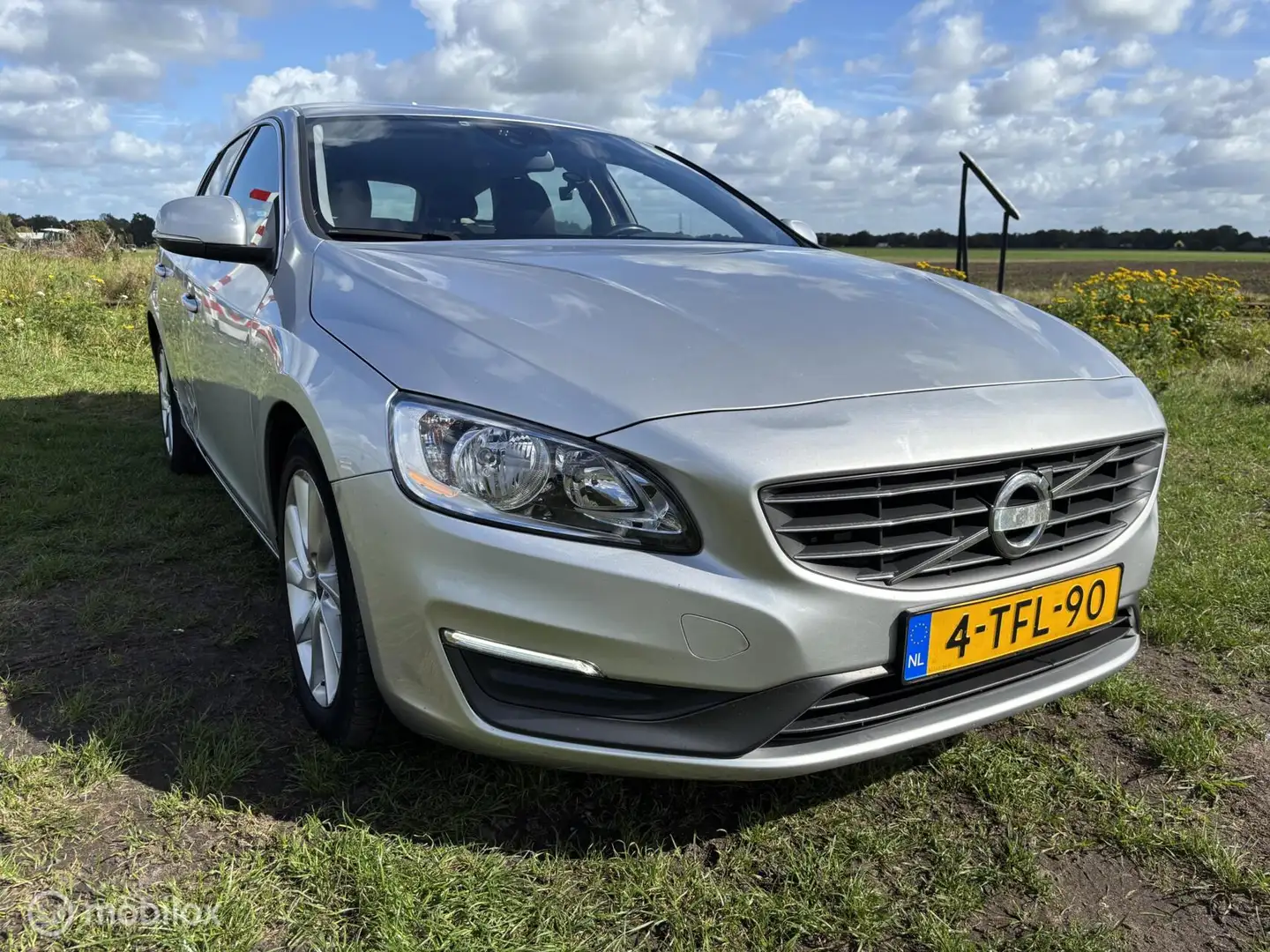 Volvo V60 2.0 D4 Momentum INRUILKOOPJE EXPORTPRIJS AIRCO NAV Grijs - 2