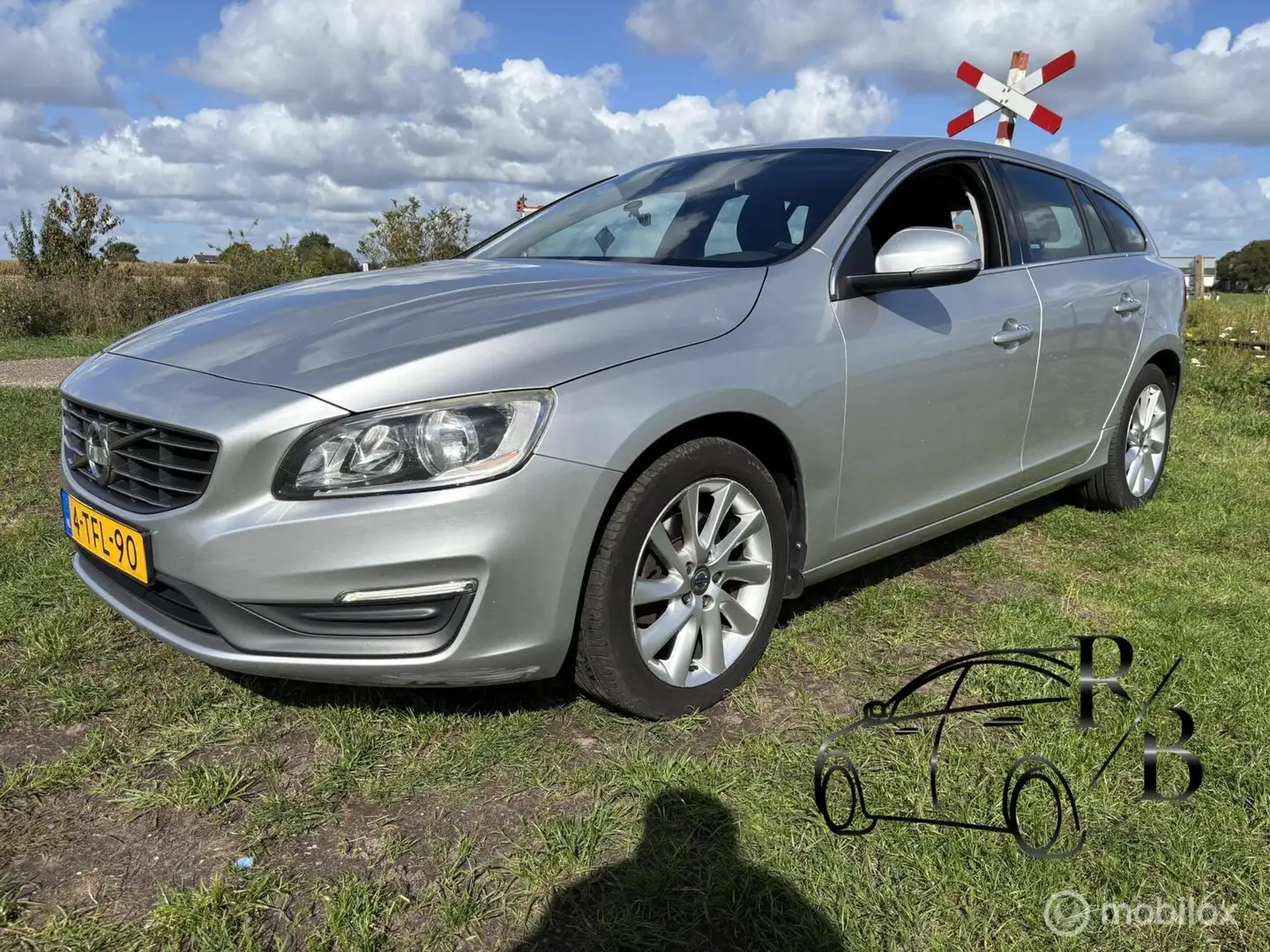 Volvo V60 2.0 D4 Momentum INRUILKOOPJE EXPORTPRIJS AIRCO NAV Grijs - 1
