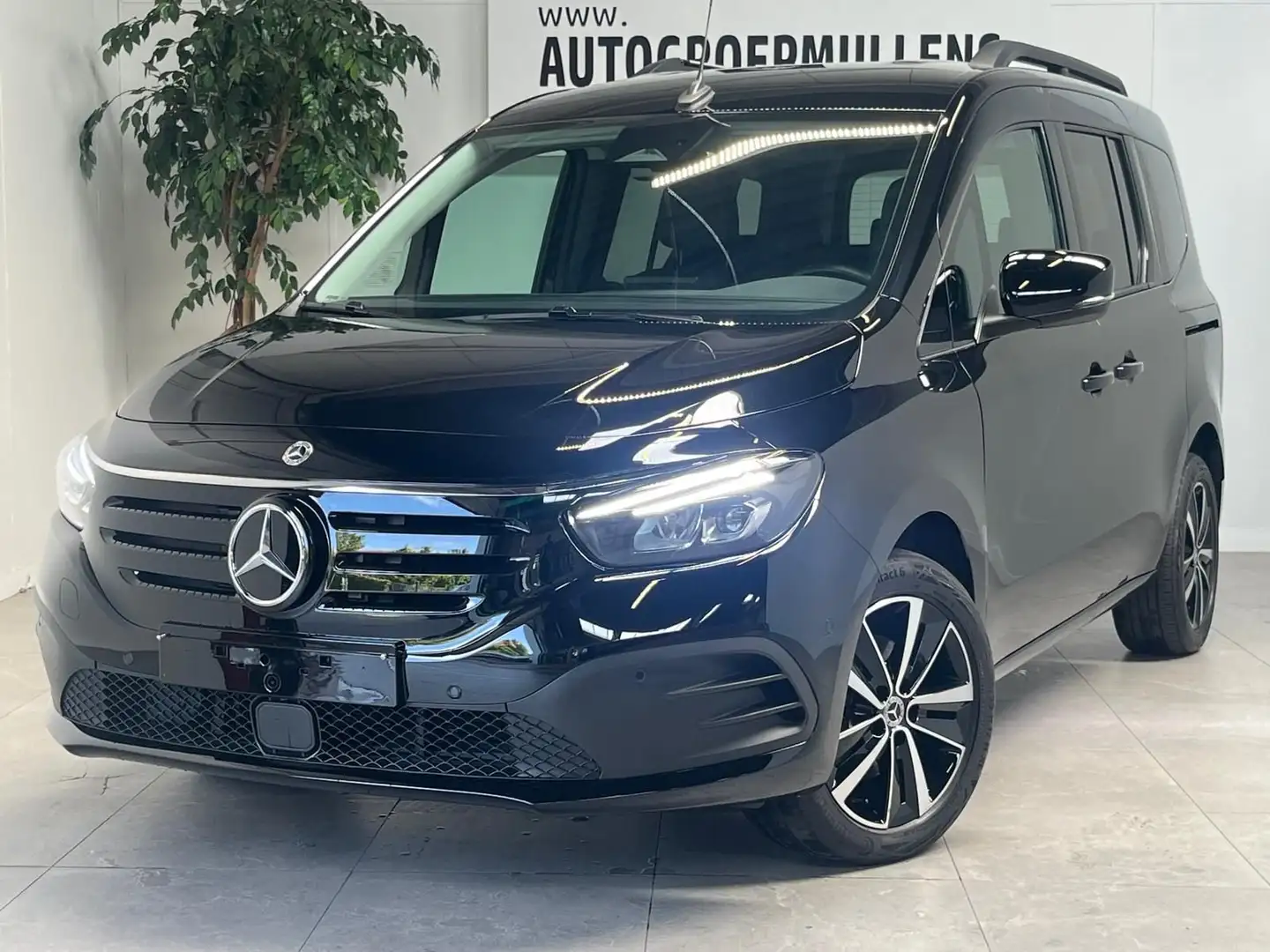 Mercedes-Benz EQT EQT 200 Premium Plus Tourer L1 122 PK Чорний - 1