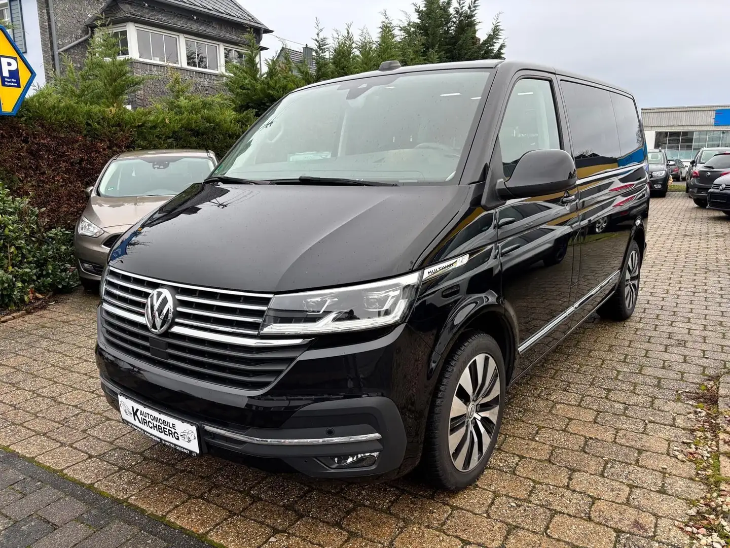 Volkswagen T6 Multivan Generation Six FWD Automatik+1 Hand Schwarz - 1