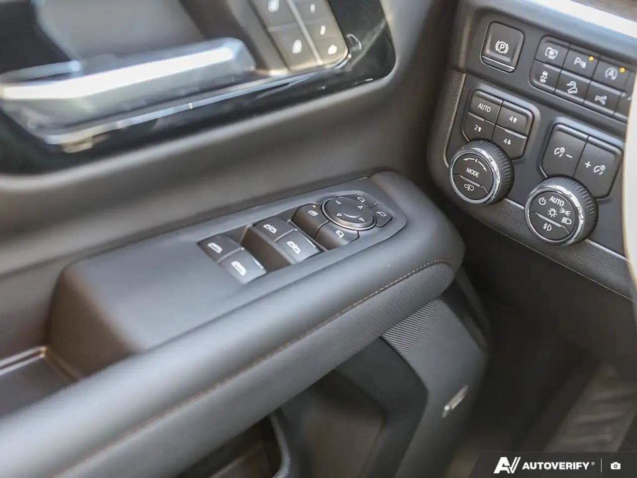 Chevrolet Suburban снимка Chevrolet Suburban