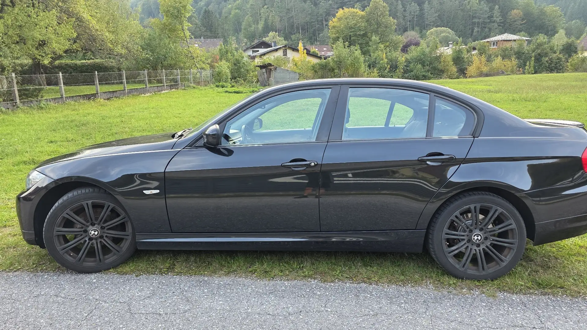 BMW 318 318d Schwarz - 1