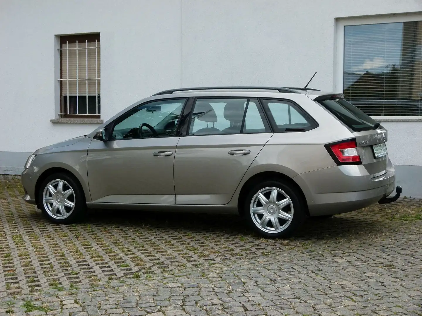 Skoda Fabia Combi TSI 1.Hand SHz. AHK TÜV NEU GARANTIE Beige - 2
