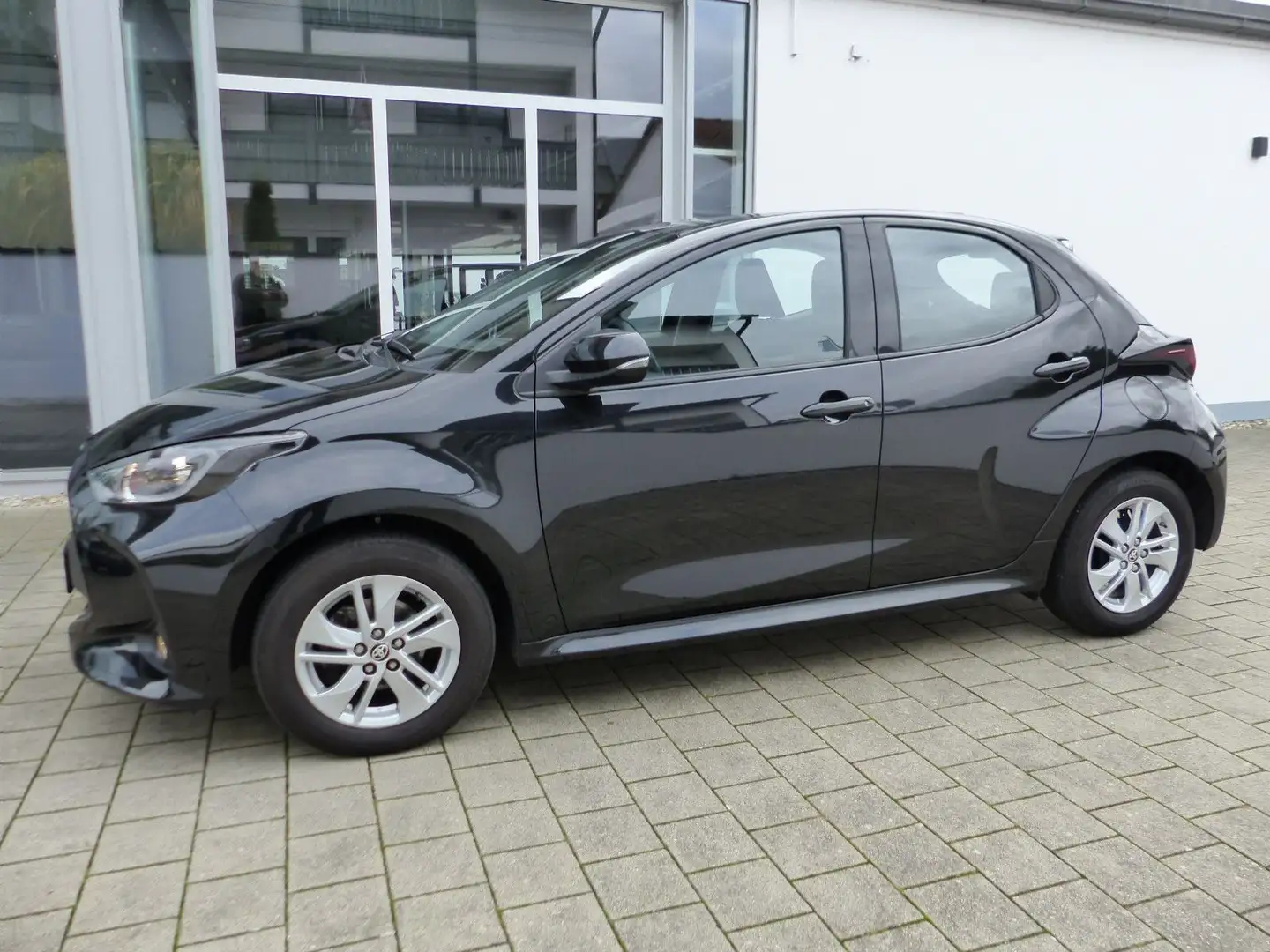 Toyota Yaris 1.5 VVT-iE Klima Kamera CarPlay SHZ NS Alu Schwarz - 2