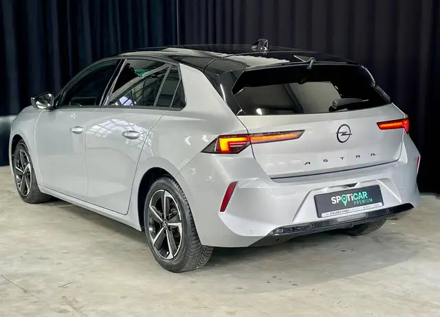 Opel Astra view 3