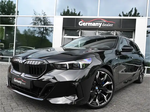 BMW 5 Series view 4