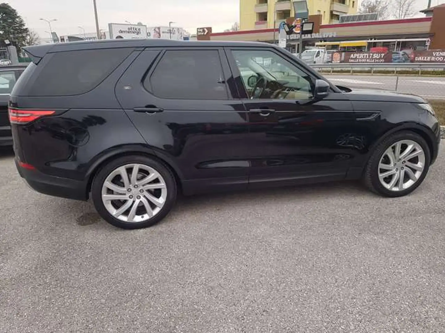 Land Rover Discovery 3.0 td6 First Edition 249cv 7 POSTI auto Nero - 2